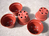Pots ronds en plastique semi-rigide couleur terracotta. Plus courts que les p... Pots ronds 5,5 cm Ø x 4 cm H (Teku) - le paquet de 25