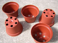 Pots ronds en plastique semi-rigide couleur terracotta. Plus courts que les p... Pots ronds 6,5 cm Ø x 5 cm H (Teku) - le paquet de 25
